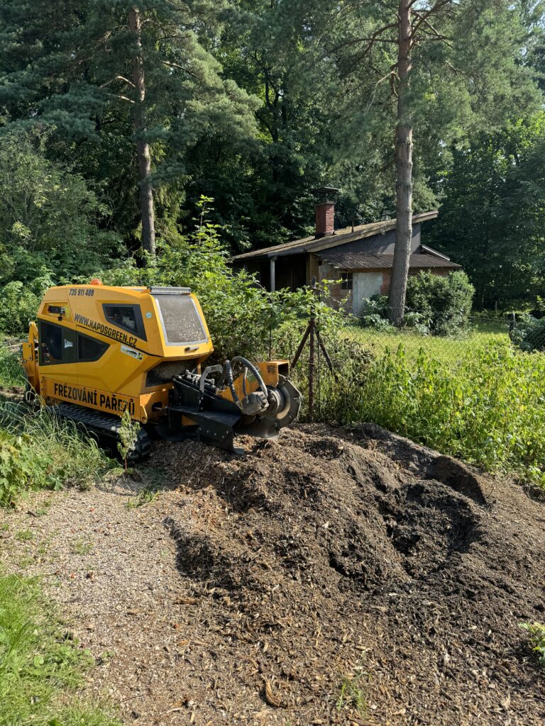 Vyfrézované pařezy firmou KaposGreen ve Výšních Lhotách