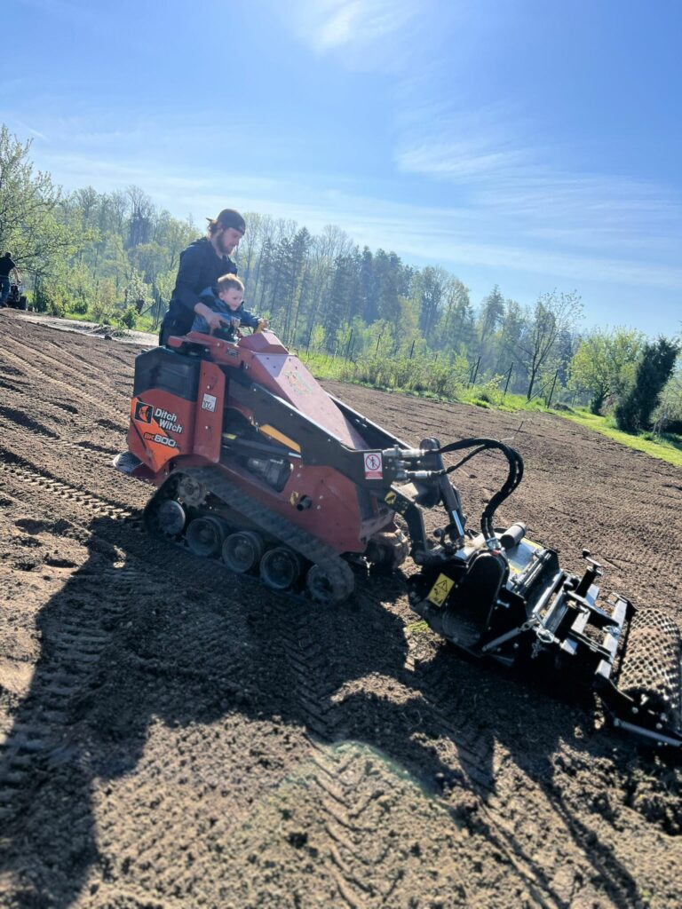 Ditch Witch SK800 s půdní frézou Rotadairon